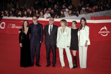 Roma, İtalya - 17 Ekim 2025: (L-R) Anna Ferraioli Ravel, Valerio Mastandrea, Paolo Virz, Valeria Bruni Tedeschi, Galatea Bellugi ve Ilaria Spada 20..