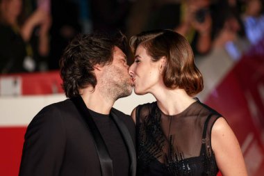 Roma, İtalya - 21 Ekim 2025: Diana Del Bufalo (R) ve bir konuk, 20. Roma Film Festivali sırasında Auditorium Parco della Musica 'da düzenlenen En İyi Film Ödülleri kırmızı halısına katıldılar.. 