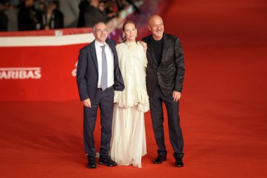 Roma, İtalya - 21 Ekim 2025: Vito Sinopoli, Cristiana Capotondi ve Claudio Bisio, 20. Roma Film Festivali sırasında Auditorium Parco della Musica 'da düzenlenen En İyi Film Ödülleri kırmızı halısına katıldılar.. 