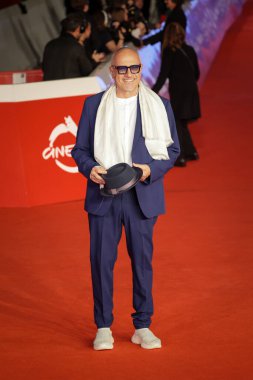 Roma, İtalya - 21 Ekim 2025: Danilo Rea, 20. Roma Film Festivali 'nde Rino Gaetano Sempre Pi Blu kırmızı halısına katıldı.. 