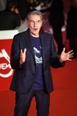 Roma, İtalya - 21 Ekim 2025: Carlo Massarini, 20. Roma Film Festivali 'nde Rino Gaetano Sempre Pi Blu kırmızı halısına katıldı.. 