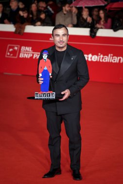 Roma, İtalya - 25 Ekim 2025: Francesco Di Leva, 20. Roma Film Festivali sırasında Auditorium Parco Della Musica 'da düzenlenen Kapanış Töreni kırmızı halı sırasında Unita Ödülü ile poz verdi. 