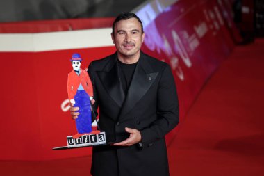 Roma, İtalya - 25 Ekim 2025: Francesco Di Leva, 20. Roma Film Festivali sırasında Auditorium Parco Della Musica 'da düzenlenen Kapanış Töreni kırmızı halı sırasında Unita Ödülü ile poz verdi. 