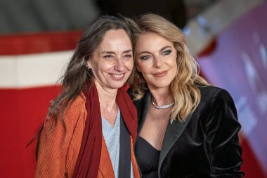 Roma, İtalya - 24 Ekim 2025: Claudia Gerini (R) ve bir konuk, 20. Roma Film Festivali sırasında Auditorium Parco Della Musica 'daki Unita Ödülleri kırmızı halısına katıldılar..