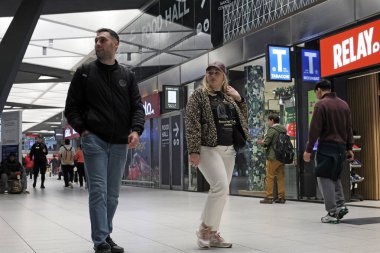 Napoli, İtalya - 7 Kasım 2025: İnsanların gelip geçtiği Merkez İstasyonu, Napoli ve güney İtalya 'nın ana tren istasyonu ve yolcu akışı ile yedinci İtalyan istasyonu..