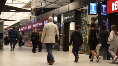 Napoli, İtalya - 7 Kasım 2025: İnsanların gelip geçtiği Merkez İstasyonu, Napoli ve güney İtalya 'nın ana tren istasyonu ve yolcu akışı ile yedinci İtalyan istasyonu..