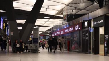Napoli, İtalya - 7 Kasım 2025: İnsanların gelip geçtiği Merkez İstasyonu, Napoli ve güney İtalya 'nın ana tren istasyonu ve yolcu akışı ile yedinci İtalyan istasyonu..