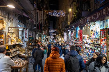 Napoli, İtalya - 12 Aralık 2024: San Gregorio Armeno, kentin tarihi merkezinde, sayısız tezgah satışı nedeniyle Noel tatili boyunca turistik bir yerdir..