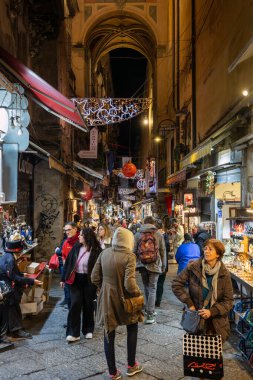 Napoli, İtalya - 12 Aralık 2024: San Gregorio Armeno, kentin tarihi merkezinde, sayısız tezgah satışı nedeniyle Noel tatili boyunca turistik bir yerdir..