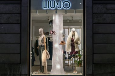 Roma, İtalya - 8 Aralık 2025: Roma 'daki Via del Corso' daki Liu Jo mağazasında giysi ve aksesuarlarla vitrin gösterisi.