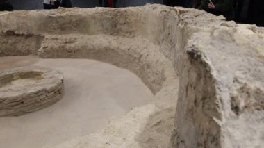 Roma, İtalya - 17 Aralık 2025: Yeni Metro C istasyonu, Colosseo / Fori Imperiali, birkaç gün önce açıldı..