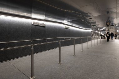 Roma, İtalya - 17 Aralık 2025: Yeni Metro C istasyonu, Colosseo - Fori Imperiali, birkaç gün önce açıldı, ve ayrıca antik arkeolojik bulguların sergilendiği bir müze.