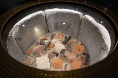 Roma, İtalya - 17 Aralık 2025: Yeni Metro C istasyonu, Colosseo - Fori Imperiali, birkaç gün önce açıldı, ve ayrıca antik arkeolojik bulguların sergilendiği bir müze.