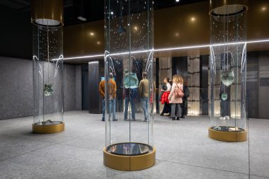 Roma, İtalya - 17 Aralık 2025: Yeni Metro C istasyonu, Colosseo - Fori Imperiali, birkaç gün önce açıldı, ve ayrıca antik arkeolojik bulguların sergilendiği bir müze.