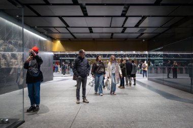 Roma, İtalya - 17 Aralık 2025: Yeni Metro C istasyonu, Colosseo - Fori Imperiali, birkaç gün önce açıldı, ve ayrıca antik arkeolojik bulguların sergilendiği bir müze.