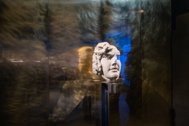 Roma, İtalya - 17 Aralık 2025: Yeni Metro C istasyonu, Colosseo - Fori Imperiali, birkaç gün önce açıldı, ve ayrıca antik arkeolojik bulguların sergilendiği bir müze.