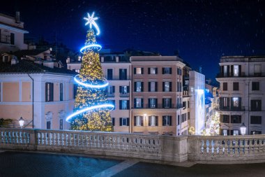 Roma, İtalya 'daki Piazza di Spagna' da kurulan Noel ağacı. İspanyol Merdivenleri 'nin kısmi manzarası. Noel temalı gece şehir manzarası.