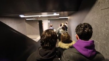 Roma, İtalya - 20 Aralık 2025: C hattındaki yeni Colosseum metro istasyonunun içi, üst katları tren peronuna bağlayan yürüyen merdivenlerle.