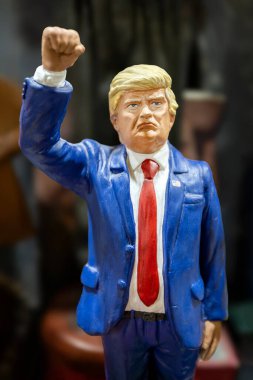 Napoli, İtalya - 26 Aralık 2025: ABD Başkanı Donald Trump 'ın San Gregorio Armeno' da sergilenen kolu zaferle yükselişini tasvir eden el yapımı bir heykel.