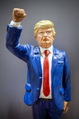 Napoli, İtalya - 26 Aralık 2025: ABD Başkanı Donald Trump 'ın San Gregorio Armeno' da sergilenen kolu zaferle yükselişini tasvir eden el yapımı bir heykel.