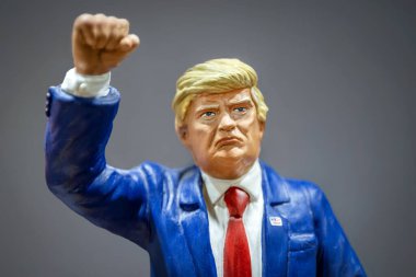 Napoli, İtalya - 26 Aralık 2025: ABD Başkanı Donald Trump 'ın San Gregorio Armeno' da sergilenen kolu zaferle yükselişini tasvir eden el yapımı bir heykel.