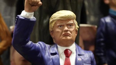 Napoli, İtalya - 26 Aralık 2025: ABD Başkanı Donald Trump 'ın San Gregorio Armeno' da sergilenen kolu zaferle yükselişini tasvir eden el yapımı bir heykel.