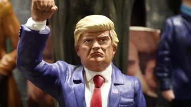 Napoli, İtalya - 26 Aralık 2025: ABD Başkanı Donald Trump 'ın San Gregorio Armeno' da sergilenen kolu zaferle yükselişini tasvir eden el yapımı bir heykel.