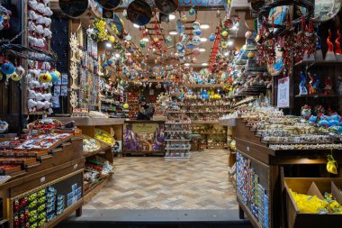 Napoli, İtalya - 26 Aralık 2025: San Gregorio Armeno, Napoli 'deki tipik yerel el sanatları ile ilgili hediyelik eşya dükkanı.