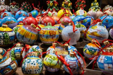 Napoli, İtalya - 26 Aralık 2025: İtalya 'nın Napoli kentindeki ünlü Noel hediyesi sokağı Gregorio Armeno' da Noel ağacı süslemeleri satışta..