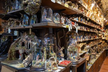 Napoli, İtalya - 26 Aralık 2025: Şehrin tarihi merkezindeki ünlü Noel hediyeleri sokağı San Gregorio Armeno 'nun tezgahlarında İsa' nın doğumu sahneleri satılıktır..