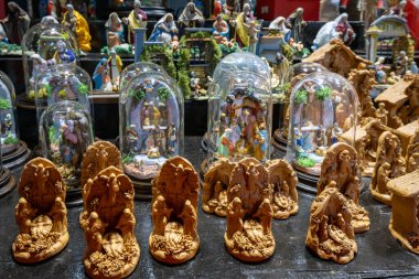 Napoli, İtalya - 26 Aralık 2025: Ünlü Noel hediyeleri sokağı Gregorio Armeno 'nun tezgahlarında satılık minyatür doğum sahneleri.