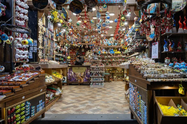 Napoli, İtalya - 26 Aralık 2025: San Gregorio Armeno, Napoli 'deki tipik yerel el sanatları ile ilgili hediyelik eşya dükkanı.