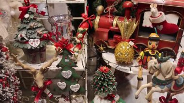 Napoli, İtalya - 8 Ocak 2026: Sallanan bir atın üzerinde fındıkkıran, oyuncak bebekler ve ağaçtaki şenlikli süsler bulunan sanatsal Noel mağazası. Geleneksel tatil butiği atmosferi. El yapımı dekorasyonlar ve hediyeler..