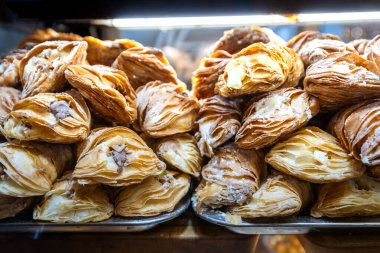 Çikolata ve kremayla dolu aragostine ve sfogliatelle hamur işleri yakın çekim görüntüsü. Pudra şekeriyle tozlanmış. Geleneksel İtalyan tatlılarının çeşitliliği.