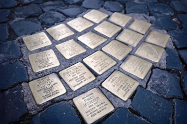 Roma, İtalya - 17 Ocak 2026: Pirinç kaplama taşlar, Consiglio ailesinin anısına, Nazi işgali sırasında sınır dışı edildi ve öldürüldü, kentin kaldırım taşlarına gömüldü..