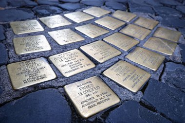 Roma, İtalya - 17 Ocak 2026: Tarihi Yahudi Gettosu 'nun kaldırımlarına monte edilen Yahudi soykırımının kurbanları olan Consiglio ailesi için anıt taşları.