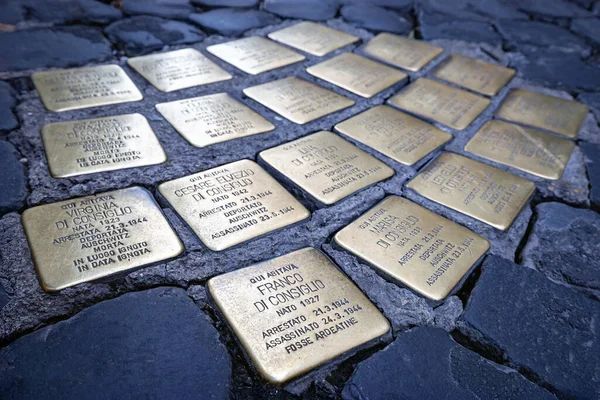 Roma, İtalya - 17 Ocak 2026: Tarihi Yahudi Gettosu 'nun kaldırımlarına monte edilen Yahudi soykırımının kurbanları olan Consiglio ailesi için anıt taşları.