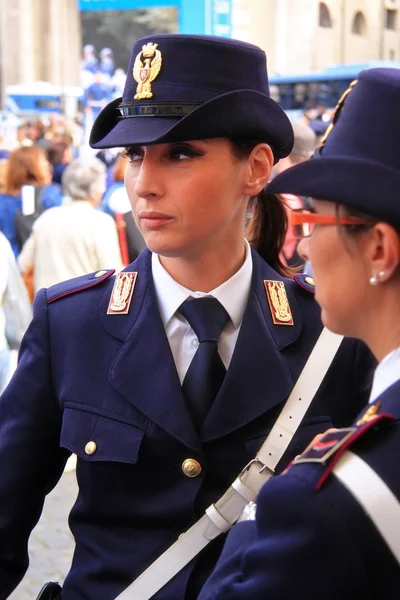Policjantka w mundurze — Zdjęcie stockowe