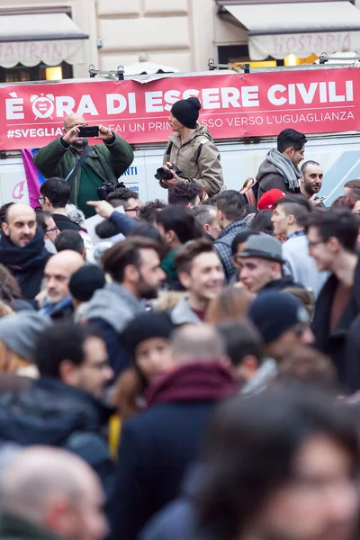 Demonstranter rainbow, demonstration Svegliatitalia. — Stockfoto