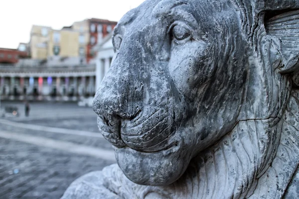 León de mármol en Piazza del Plebiscito en Nápoles . —  Fotos de Stock