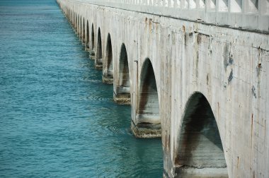 Kemerli beton köprü.