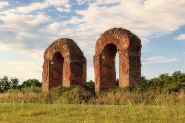 Antik Roma su kemeri. Yol boyunca yeşil bir park bir Roma sınırı özelliğinde çalışır.