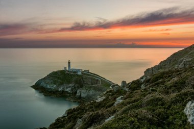 Kuzey Galler 'deki Güney Yığını Deniz Feneri. Güzel turuncu bir gün batımı var..