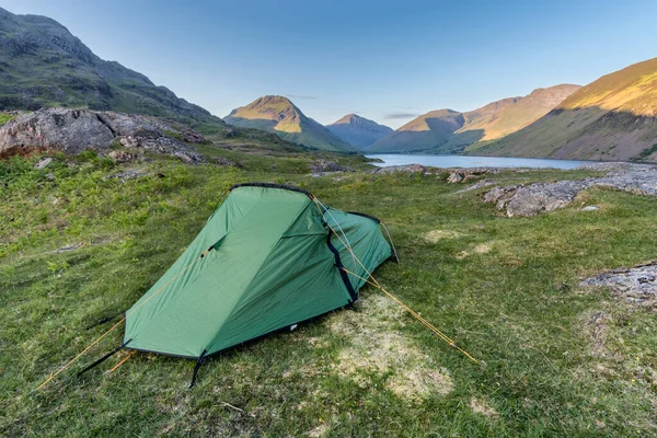 Backpacker Tält Uppsatt Lake District Med Kvällssol Bergen — Stockfoto