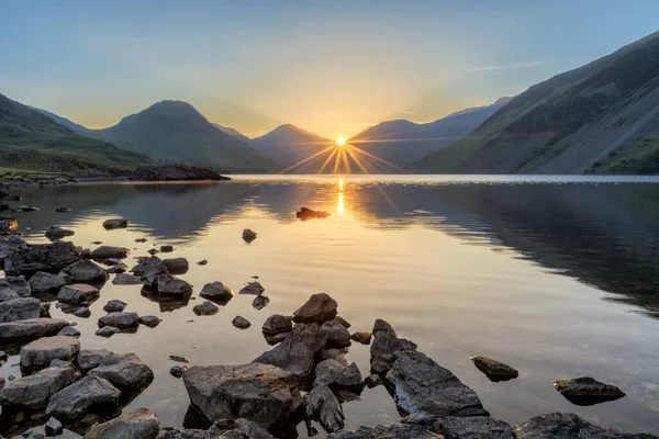 Pemandangan Damai Dari Wastwater Lake District Saat Matahari Terbit Melalui — Stok Foto