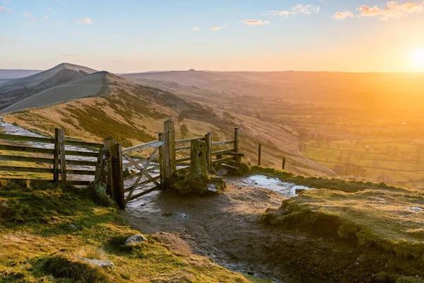 Dřevěná Brána Uzdě Mam Tor Okrese Peak Když Nad Obzorem — Stock fotografie