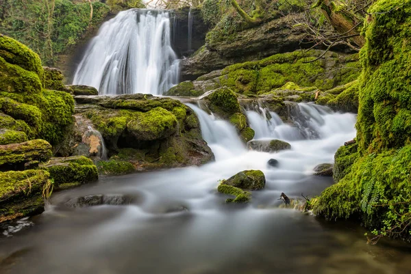 Величественный Британский Водопад Окружении Зеленых Пород — стоковое фото