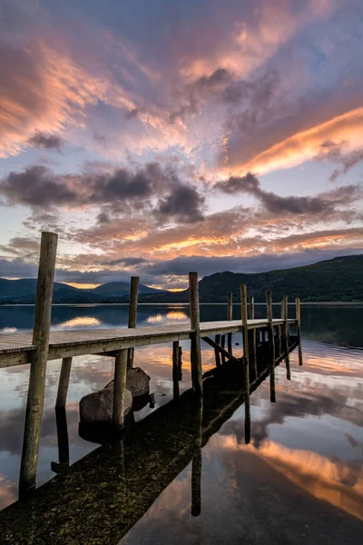 Dramatische Sonnenaufgangswolken Über Derwentwater Lake District Mit Holzsteg — Stockfoto