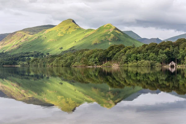 Groene Berg Reflecties Het Meer Derwentwater Lake District Verenigd Koninkrijk — Stockfoto