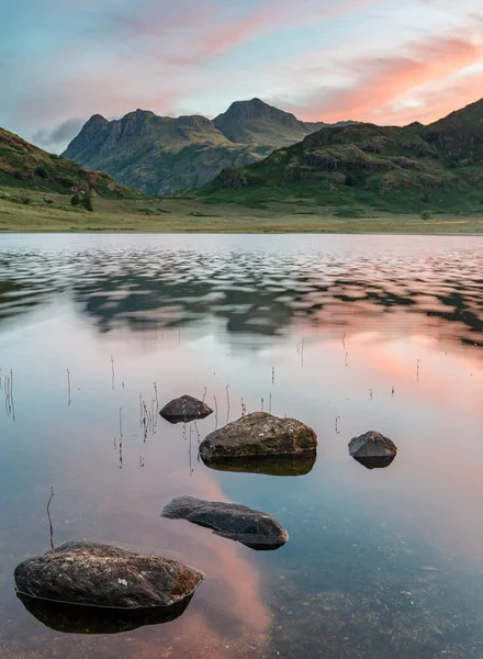 Răsărit Soare Roz Vibrant Pietre Lac Blea Tarn Lake District — Fotografie, imagine de stoc